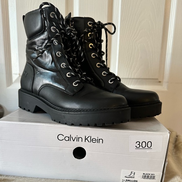Women’s Calvin Klein Black Sallon Lace-Up Ankle Boot w/Lug Sole & Side Zip 9.5M - Picture 12 of 13